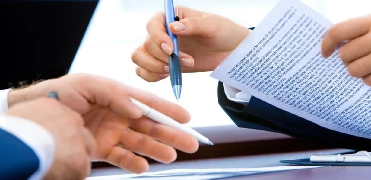 Tłumacz przysięgły: Kto to, kiedy potrzebny i jak nim zostać?